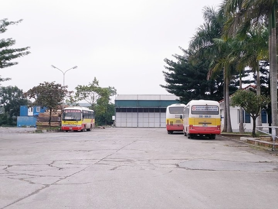 Trạm dừng nghỉ 11 tỷ đồng vắng tanh như… chùa bà Đanh! - 3 Nơi đỗ xe ra vào đã bắt đầu xuống cấp, nhiều mảng bê tông bị vỡ nát, sân nền bị sụt lút.