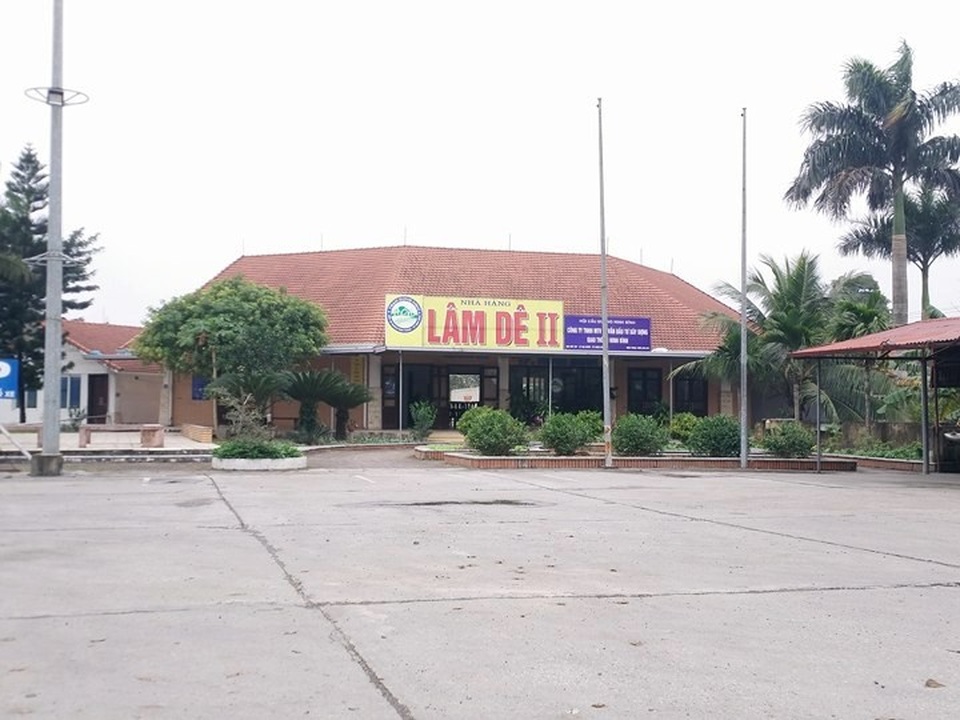 Trạm dừng nghỉ 11 tỷ đồng vắng tanh như… chùa bà Đanh! - 6 Nhà nghỉ ngơi, trưng bày bán sản phẩm địa phương giờ thành nhà hàng bán thịt dê, tuy nhiên cũng rất ít khách ra vào.