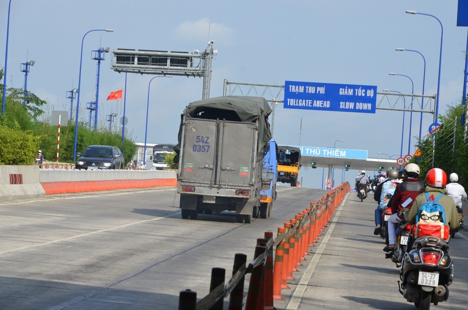 TPHCM sẽ có biển chỉ đường bằng tiếng Anh - 2 Biển báo bằng tiếng Việt và tiếng Anh gắn ở hầm Thủ Thiêm (ảnh: Đình Thảo)
