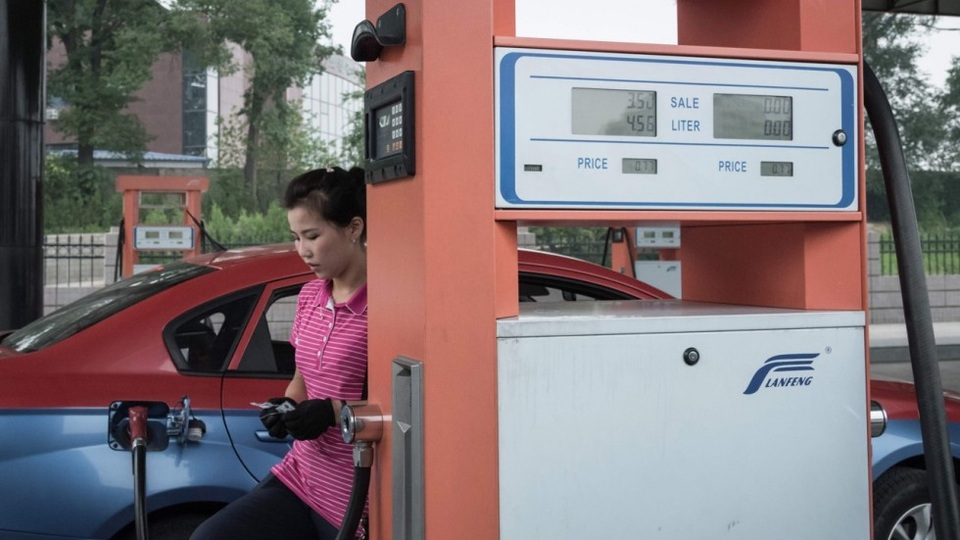 Giá nhiên liệu tại Triều Tiên tăng “chóng mặt” sau lệnh trừng phạt của LHQ - 1 Một trạm xăng dầu ở Triều Tiên (Ảnh: AFP)