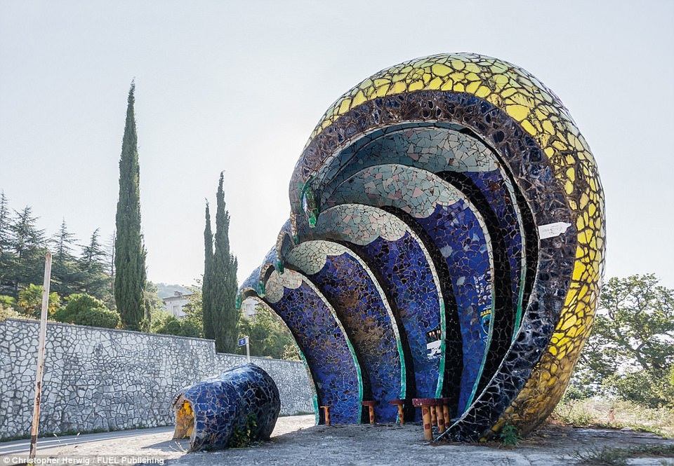 Những trạm xe bus cũ mang nét hấp dẫn đặc biệt với nhiếp ảnh gia người Canada. Trong hình là trạm xe ở Gagra, Abkhazia.