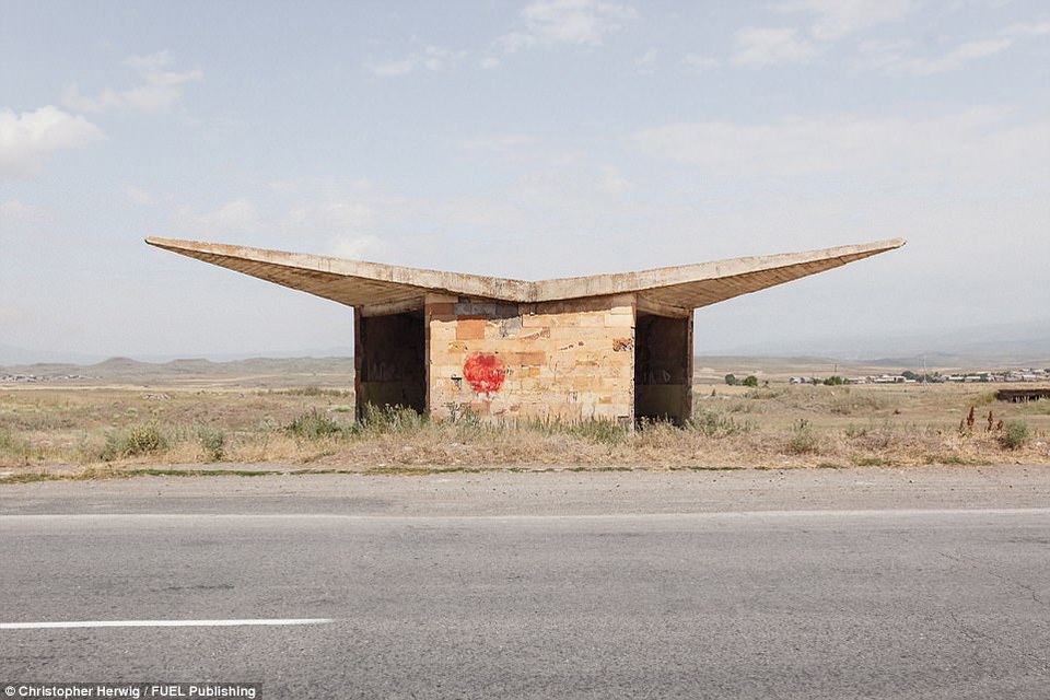 Một trạm xe có hình thù kỳ lạ ở Saratak, Armenia.