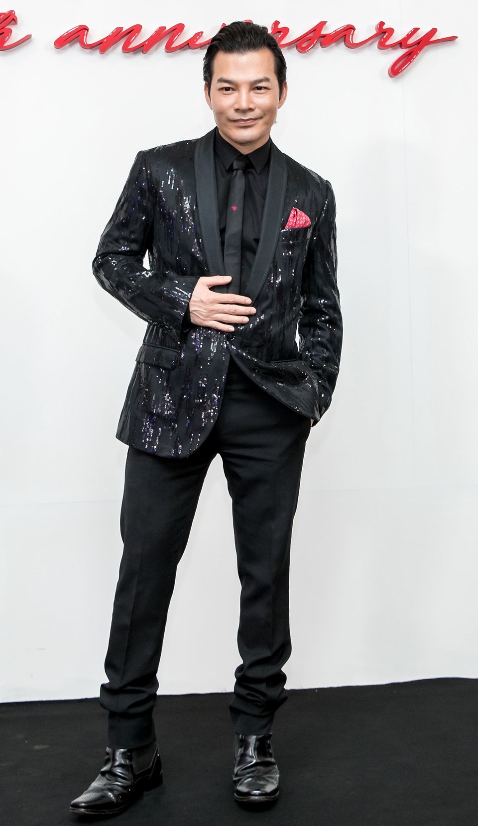 Diễn viên, đạo diễn Trần Bảo Sơn diện vest với chất liệu sequins bắt sáng.