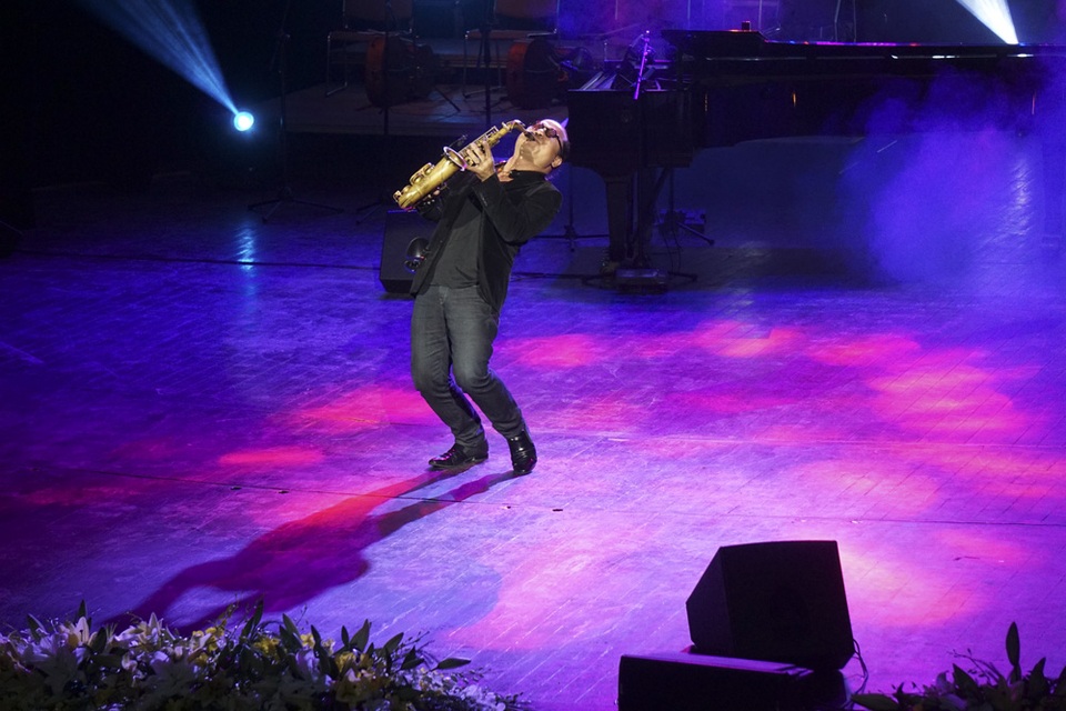 Thanh Lam hát mềm mại, biểu diễn sexy khi hát nhạc Phú Quang - 14 Thanh Lam hát mềm mại, biểu diễn sexy khi hát nhạc Phú Quang - 14