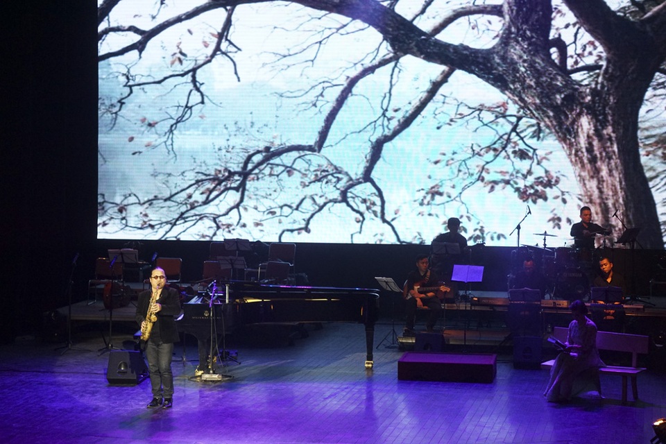 Thanh Lam hát mềm mại, biểu diễn sexy khi hát nhạc Phú Quang - 15 Thanh Lam hát mềm mại, biểu diễn sexy khi hát nhạc Phú Quang - 15