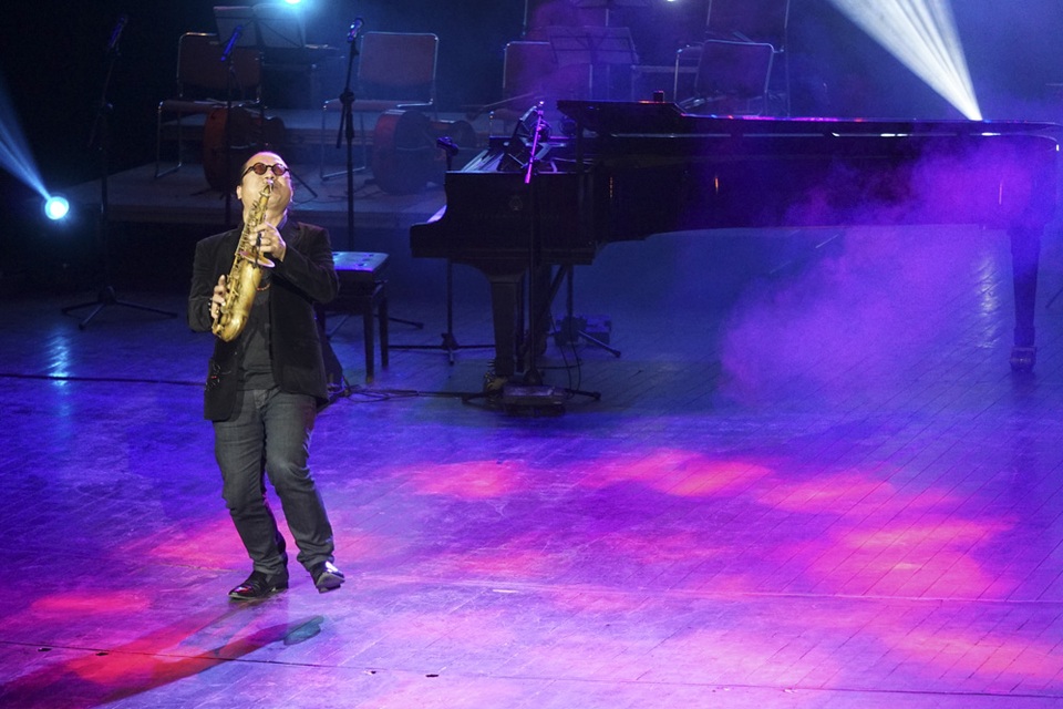 Thanh Lam hát mềm mại, biểu diễn sexy khi hát nhạc Phú Quang - 16 Nghệ sĩ saxophone Trần Mạnh Tuấn.