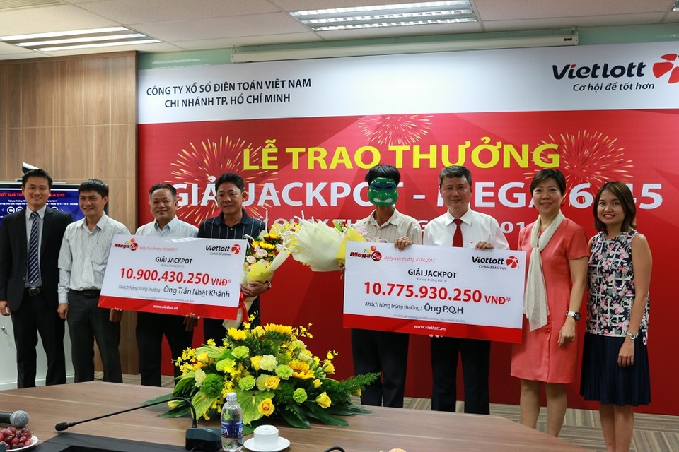 Từ chuyện dân "đỏ mắt" tìm xe giảm giá đến vụ "tỷ phú" Vietlott lộ mặt - 2 Người trúng số gần 11 tỷ đồng công khai danh tính