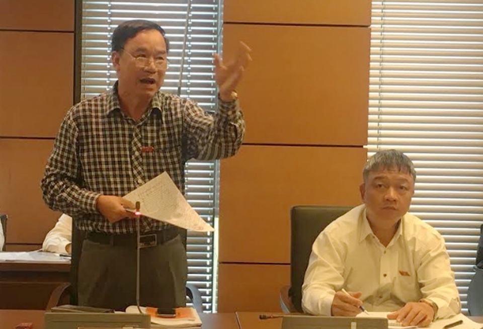 “Đâu cứ phải Thứ trưởng là cần có xe riêng cho… oai” - 1 Đại biểu Trần Quang Chiểu phát biểu tại phiên thảo luận tổ về tình hình kinh tế xã hội chiều 24/10.