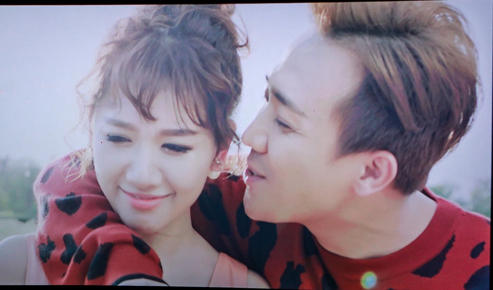 Hari Won thoải mái "nói xấu" chồng khi không có Trấn Thành "tháp tùng" - 6 Hình ảnh ngọt ngào của vợ chồng Hari - Trấn Thành trong MV
