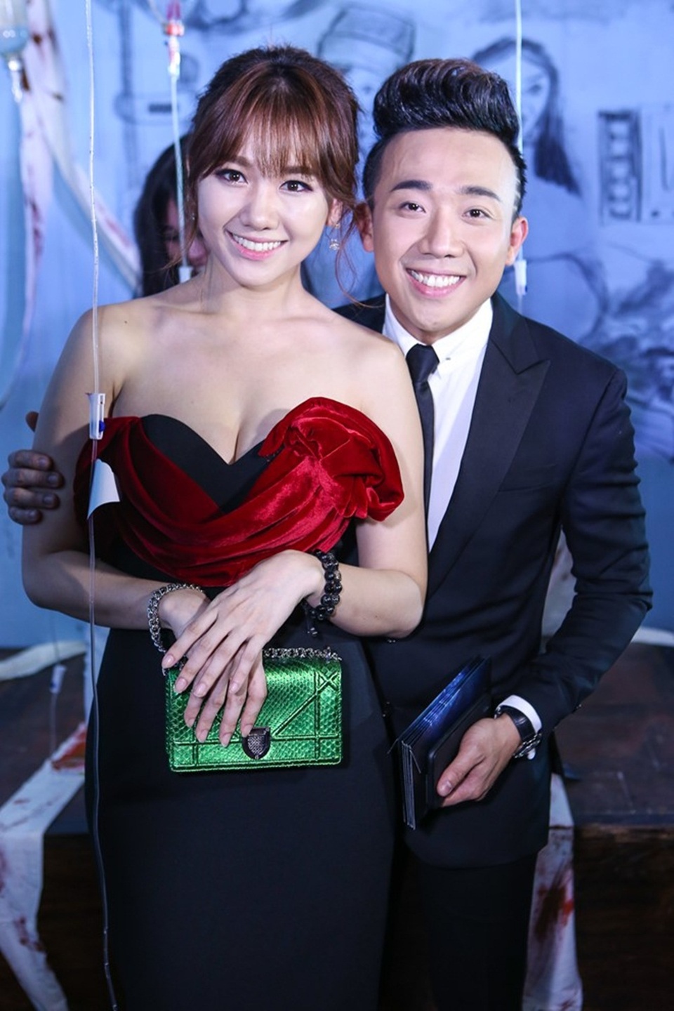 Showbiz Việt không thiếu cặp "em yêu chị" được gia đình ủng hộ như Song Hye Kyo - 2 Dù kém tuổi bạn gái nhưng Trấn Thành vẫn rất ga lăng, chững chạc, hết mực cưng chiều, chăm sóc Hari Won.