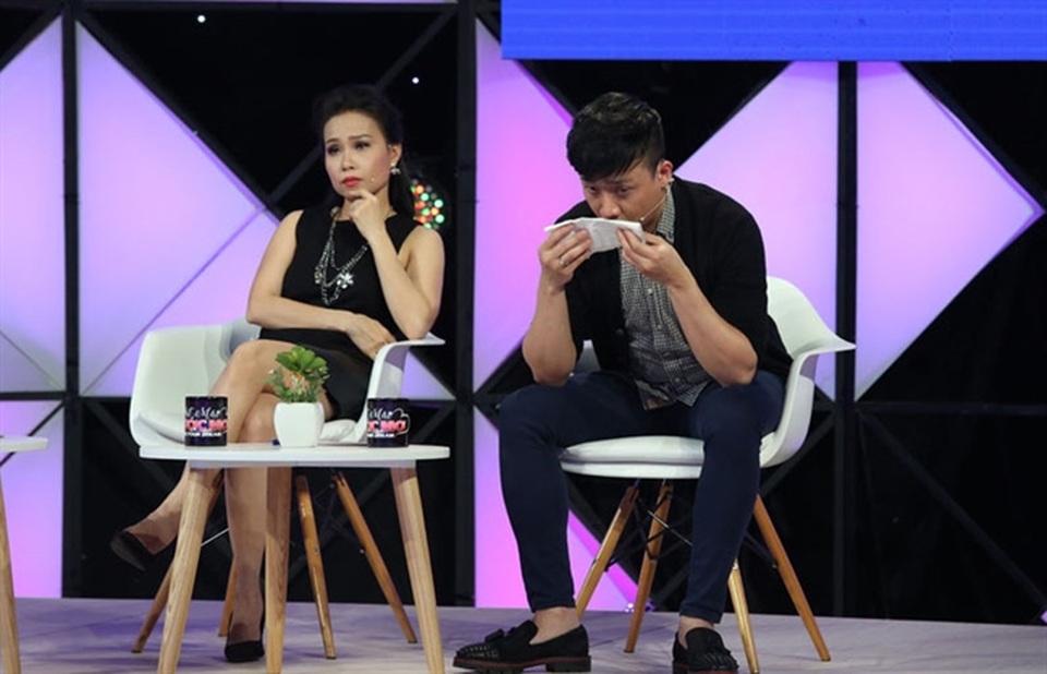 Nghe thí sinh hát, Trấn Thành, Cẩm Ly bật khóc như “mưa” - 3 Trấn Thành đã phải nhiều lần lau nước mắt khi nghe lời tâm sự của những thí sinh đặc biệt.