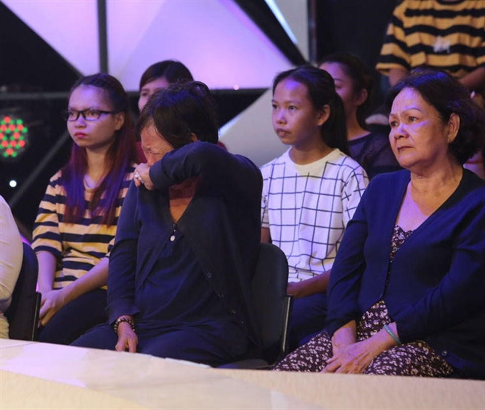 Nghe thí sinh hát, Trấn Thành, Cẩm Ly bật khóc như “mưa” - 5 Người bạn của ông đã khóc không nín được khi thấy bạn mình hát trên sân khấu bằng chất giọng đầy cảm xúc.