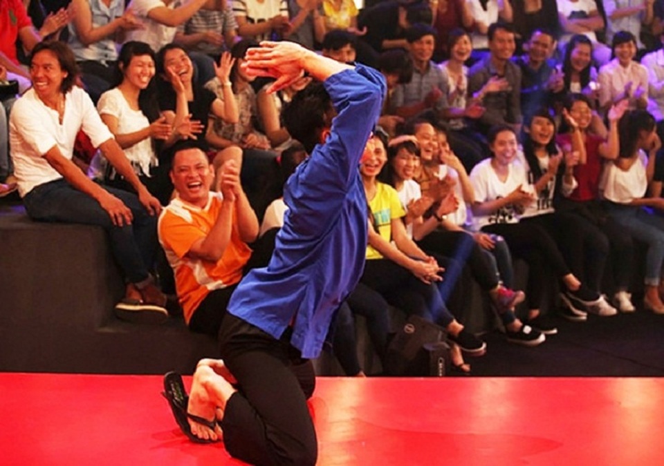 Game show hài, nghệ sĩ trẻ đang làm “biến dạng” tiếng cười? - 2 Hình ảnh Trấn Thành lạy thí sinh trong game show. Ảnh: BTC.