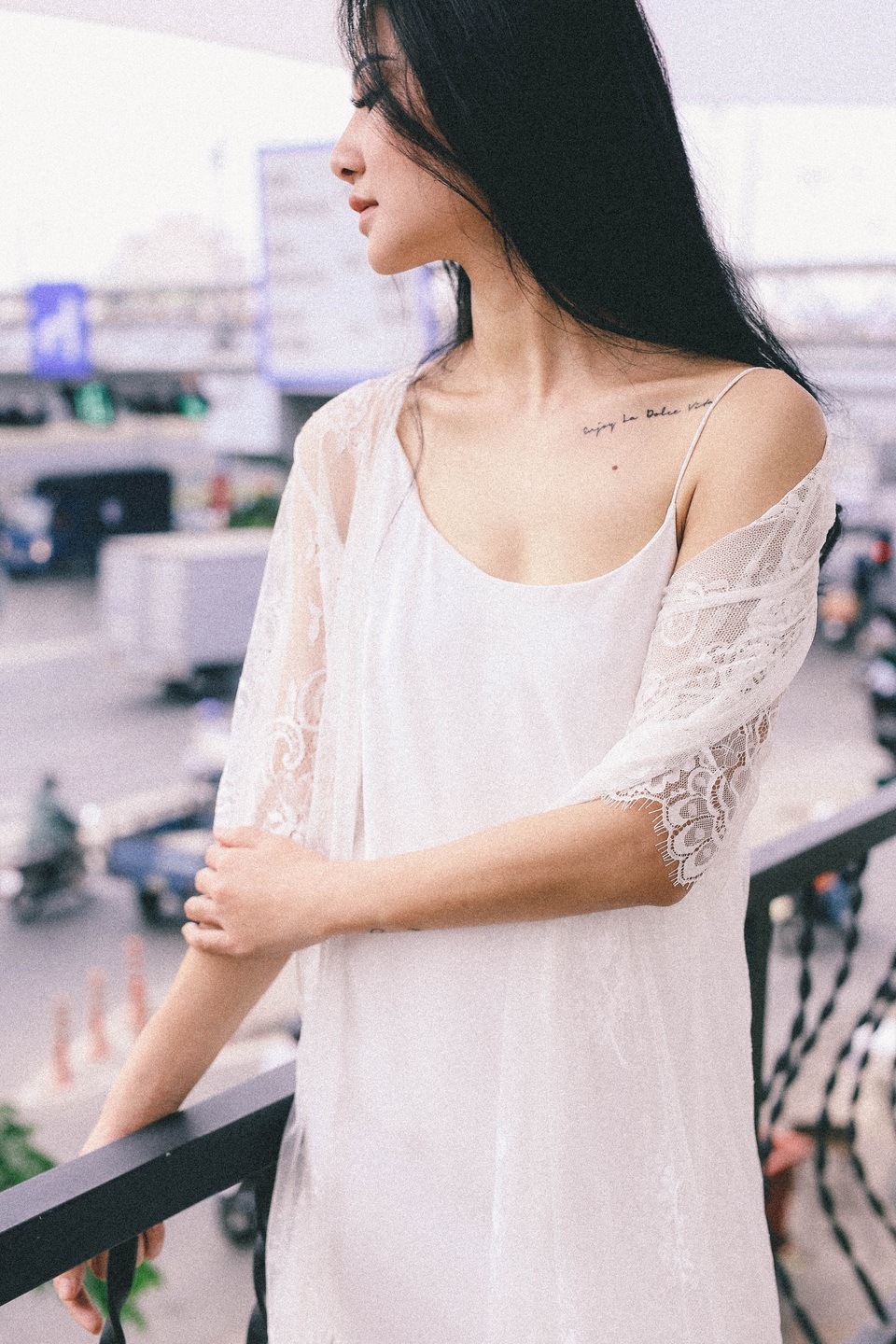 Hoa hậu Trần Thị Quỳnh để lộ hình xăm bí ẩn trong ngày sinh nhật - 2 Hình xăm trên cánh tay và ngực của Hoa hậu Trần Thị Quỳnh.