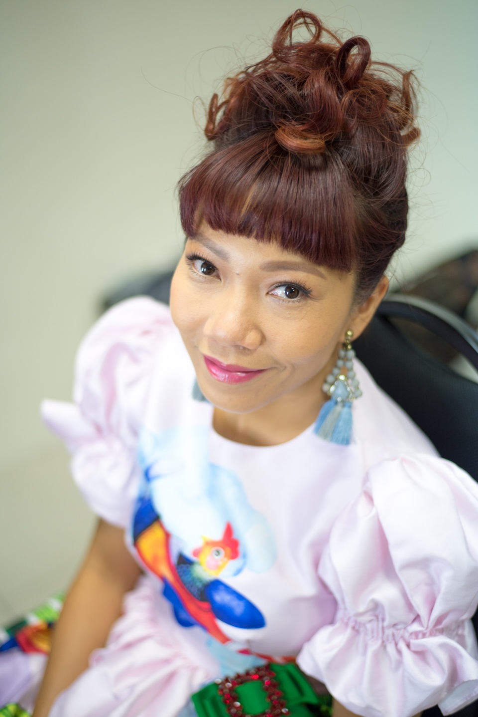Hà Trần “sợ hãi” khi ngồi ghế nóng cùng nhạc sĩ Trần Tiến - 1 Có mặt tại chương trình trong vai trò giám khảo, nữ diva diện đầm hoa trẻ trung và gần như lúc nào cũng khe khẽ hát.