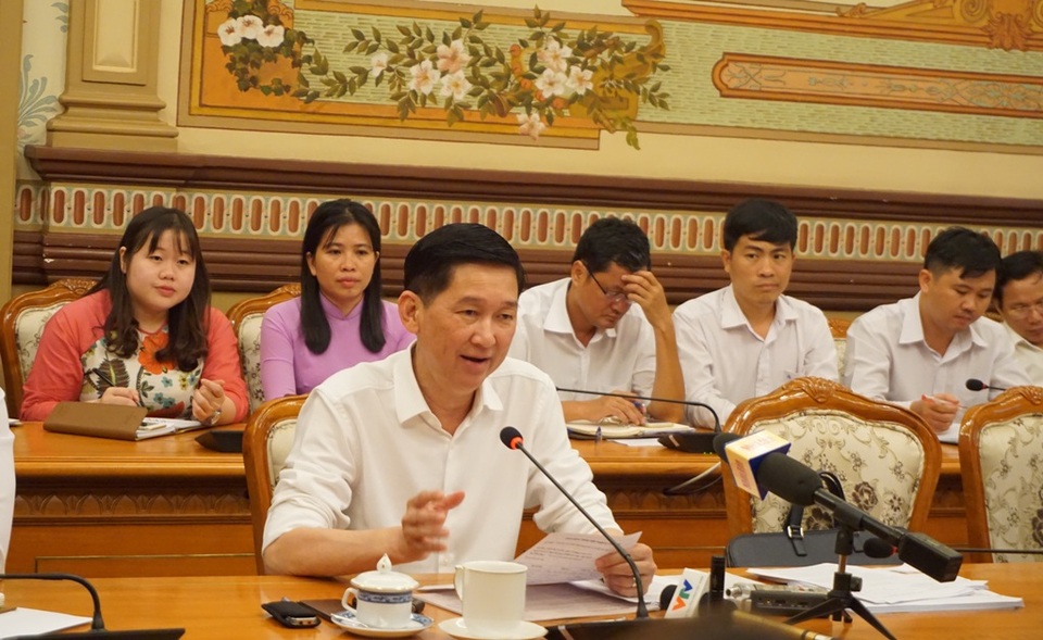 TPHCM: Đưa những hộ nghèo sống nhờ vỉa hè Quận 1 vào “phố hàng rong” - 3 Phó Chủ tịch UBND TPHCM Trần Vĩnh Tuyến