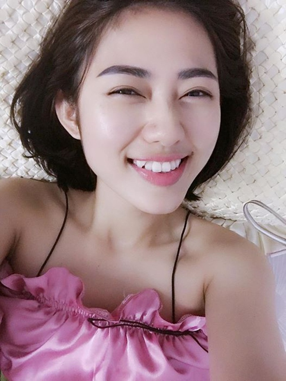 Nhan sắc nóng bỏng của "nàng dâu thứ 2" phim “Sống chung với mẹ chồng” - 13 Cô sở hữu chiếc răng khểnh duyên dáng.