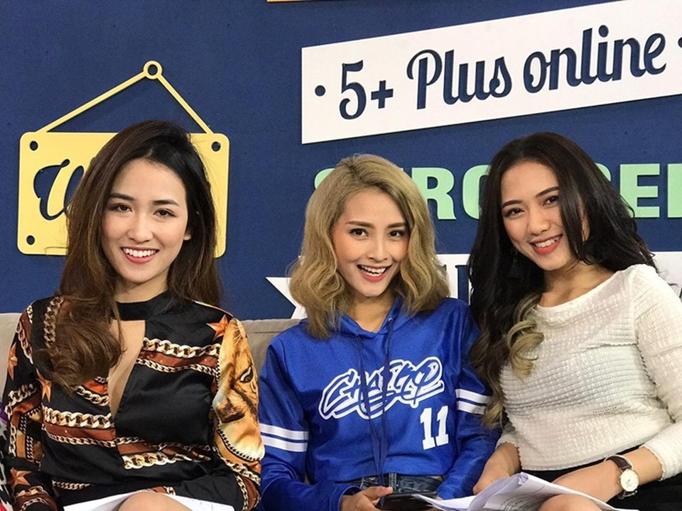 Nhan sắc nóng bỏng của "nàng dâu thứ 2" phim “Sống chung với mẹ chồng” - 2 Trang Cherry (ngoài cùng bên phải) tham gia bộ phim 5S Online được giới trẻ yêu mến.