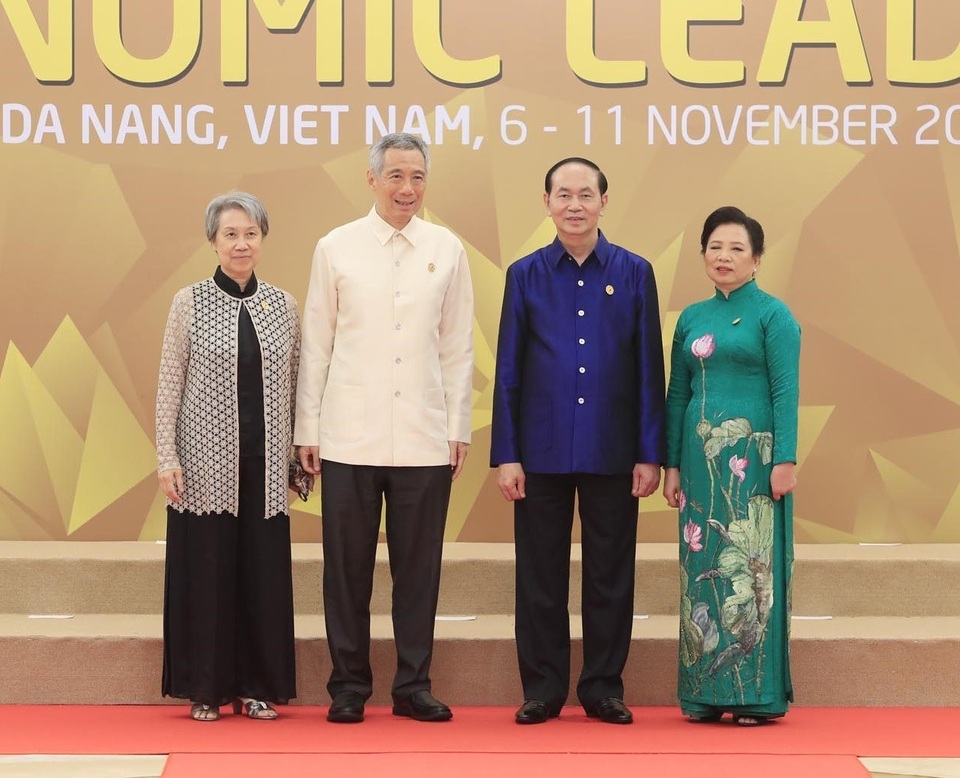 Tiết lộ về chén ngọc và trang phục tặng các nhà lãnh đạo APEC - 3
Trang phục APEC màu xanh và màu trắng được Chủ tịch nước Trần Đại Quang và Thủ tướng Singapore Lý Hiển Long mặc tại Đà Nẵng dịp hội nghị cấp cao vừa qua