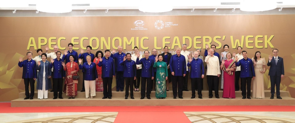 Tiết lộ về chén ngọc và trang phục tặng các nhà lãnh đạo APEC - 2 Lãnh đạo các nền kinh tế trong trang phục APEC