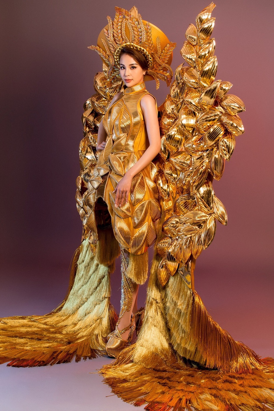 Bảo Ngọc mang trang phục lộng lẫy ra đấu trường nhan sắc Mrs Vietnam World - 3
Cùng một thiết kế với phần thân áo được kết cấu phom dáng theo hướng tương lai nhưng vẫn lấy cảm hứng chính từ những đường nét đặc trưng của áo dài (phần cổ) và đặc biệt phần ngực được tái thể hiện chiếc áo yếm truyền thống của áo tứ thân bắc bộ - Bộ trang phục truyền thống theo hướng đương đại.