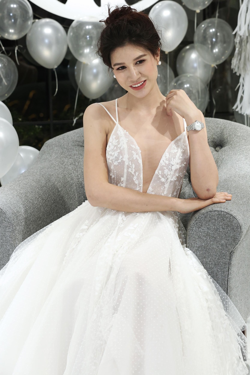 Ngược lại, người đẹp đầy cá tính Trang Pháp lại thể hiện sự nữ tính, mềm mại khi diện chiếc váy trắng tinh khôi.