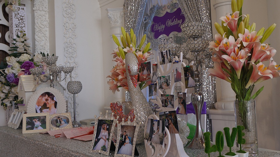 Chồng kém 7 tuổi đắm đuối hôn Lê Phương "cả phút" trong tiệc cưới - 18