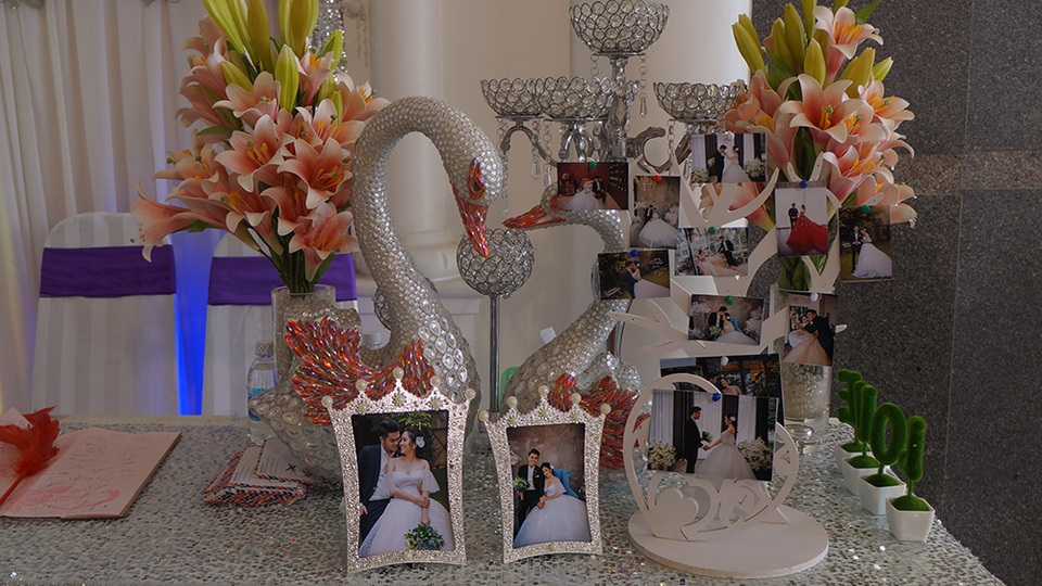 Chồng kém 7 tuổi đắm đuối hôn Lê Phương "cả phút" trong tiệc cưới - 17