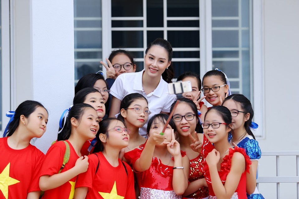 Hoa hậu biển Thùy Trang được học sinh "bao vây" - 7