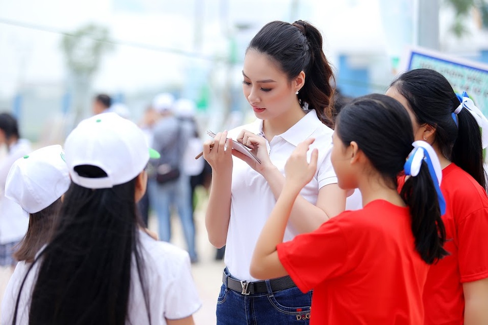 Hoa hậu biển Thùy Trang được học sinh "bao vây" - 6