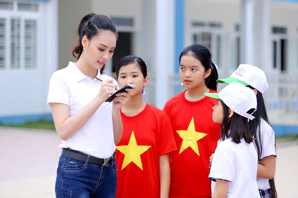 Hoa hậu biển Thùy Trang được học sinh "bao vây" - 5