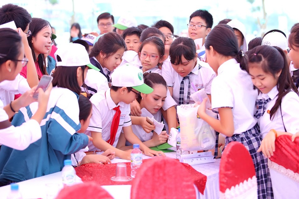 Hoa hậu biển Thùy Trang được học sinh "bao vây" - 3