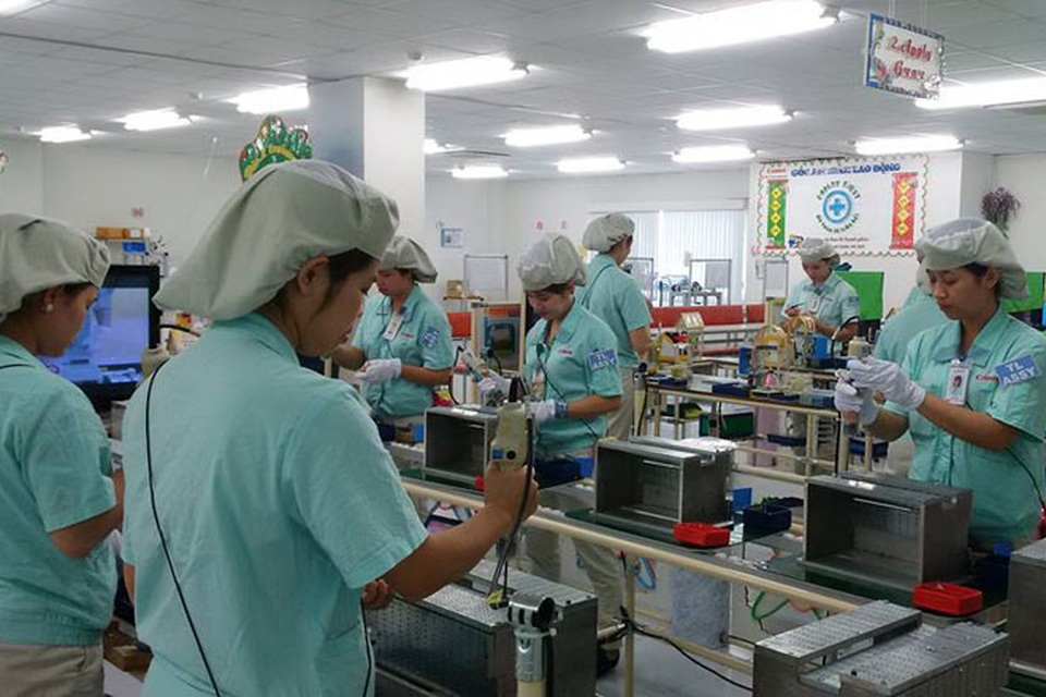 Doanh nghiệp cố tình nợ bảo hiểm xã hội thì phải ra tòa - 1
Người lao động sẽ yên tâm sản xuất nếu được đảm bảo các quyền lợi theo luật pháp quy định. Ảnh: X.TRƯỜNG