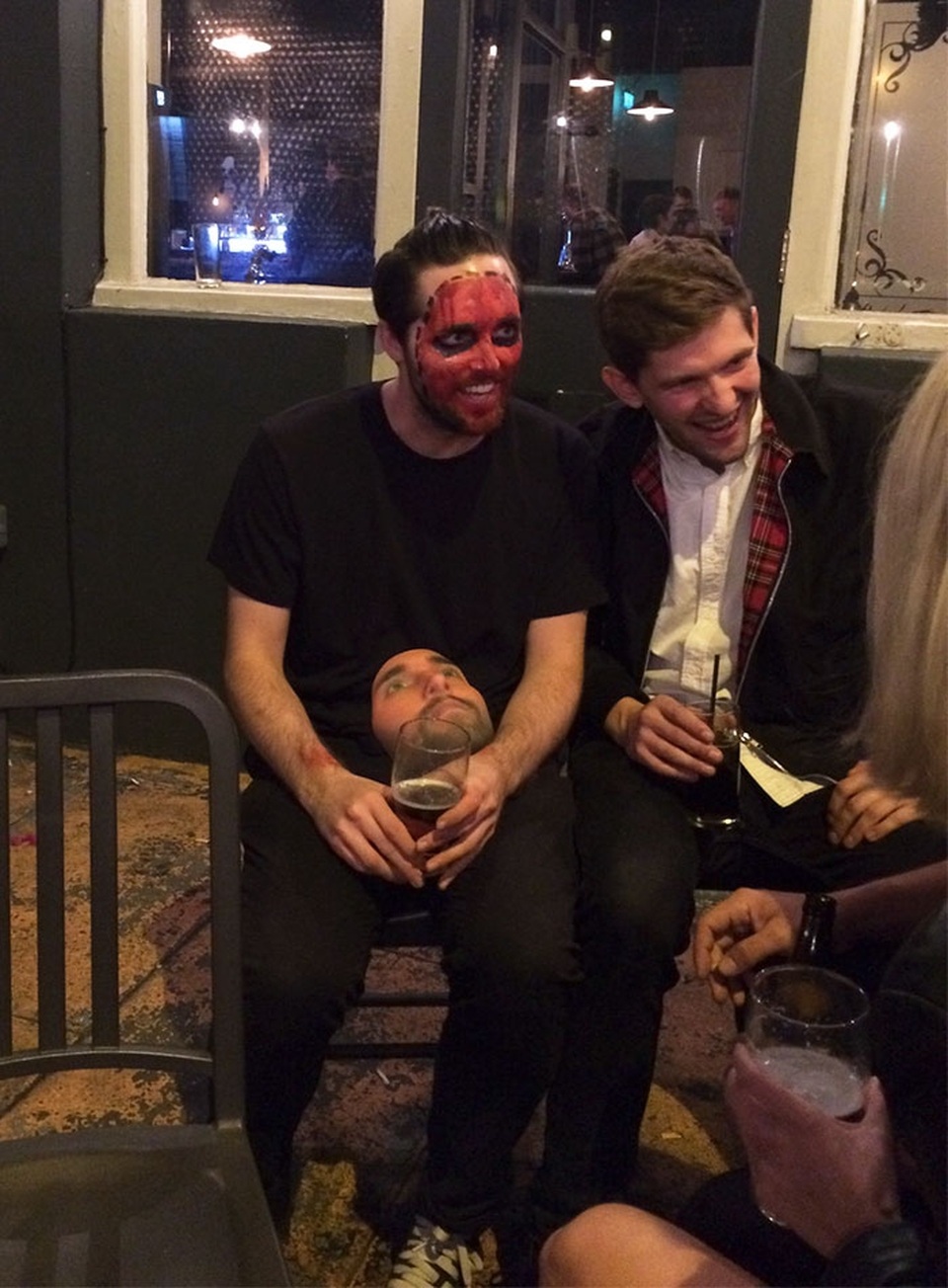 Bằng kỹ thuật in 3D, chàng trai này đã tạo ra một chiếc mặt nạ hoàn hảo từ chính khuôn mặt của mình. Do đó, chỉ cần vẽ thêm một ít màu là anh chàng đã có thể hoàn thành trang phục Halloween độc nhất vô nhị của năm.