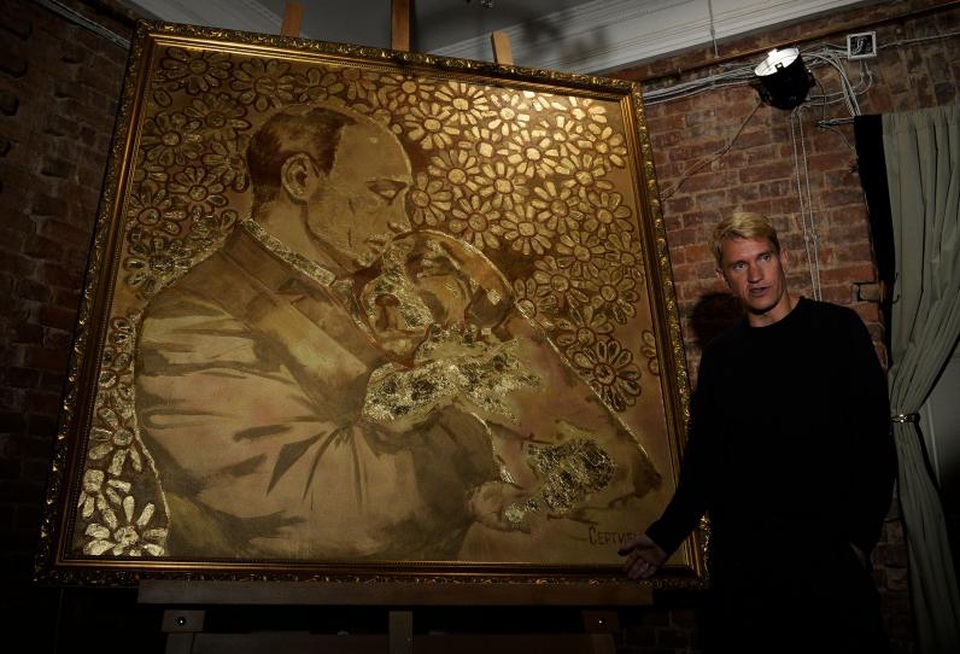 “Hốt bạc” nhờ các sản phẩm ăn theo Tổng thống Putin - 2
Họa sĩ Alexey Sergienko bên tác phẩm The Golden Putin (Ảnh: Newsweek)