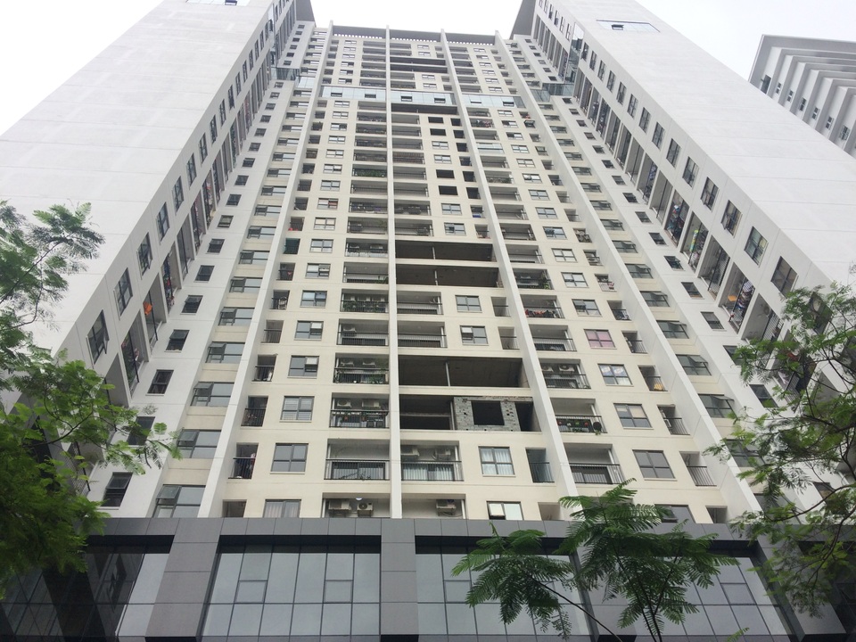 Chung cư Golden West: Bị đình chỉ thi công vẫn cố tình làm - 1 Các ô thoáng vốn dĩ thông 2 tầng nhưng đã bị đổ sàn bê tông và xây thành các căn hộ
