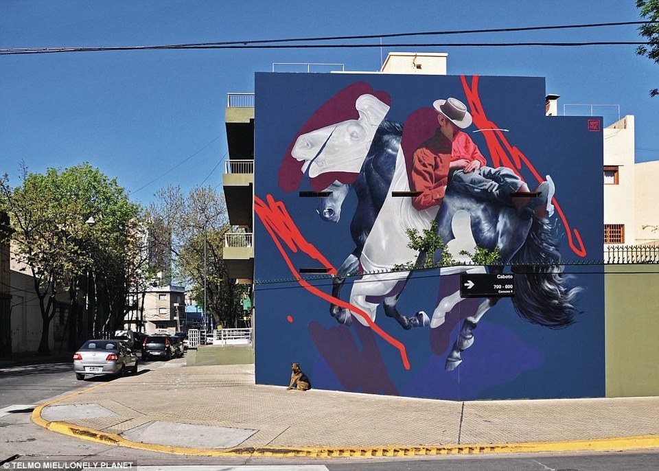 Hình ảnh một người cao bồi ngồi trên lưng ngựa ở Argentina là tác phẩm của nghệ sĩ Telmo Miel.