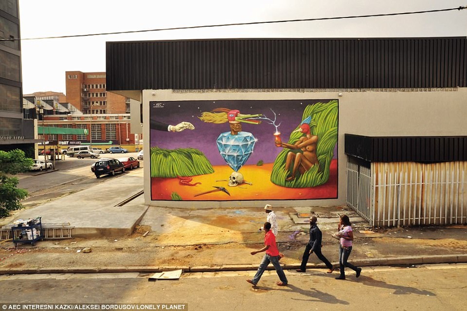 Tác phẩm siêu thực của AEC Interesni Kazki, vẽ trên phố Fox ở Johannesburg. Được biết, một số tác phẩm nghệ thuật còn truyền tải “những thông điệp chính trị sâu sắc”, kể từ khi có những cải cách về nạn phân biệt chủng tộc từ năm 80 của thế kỷ trước.