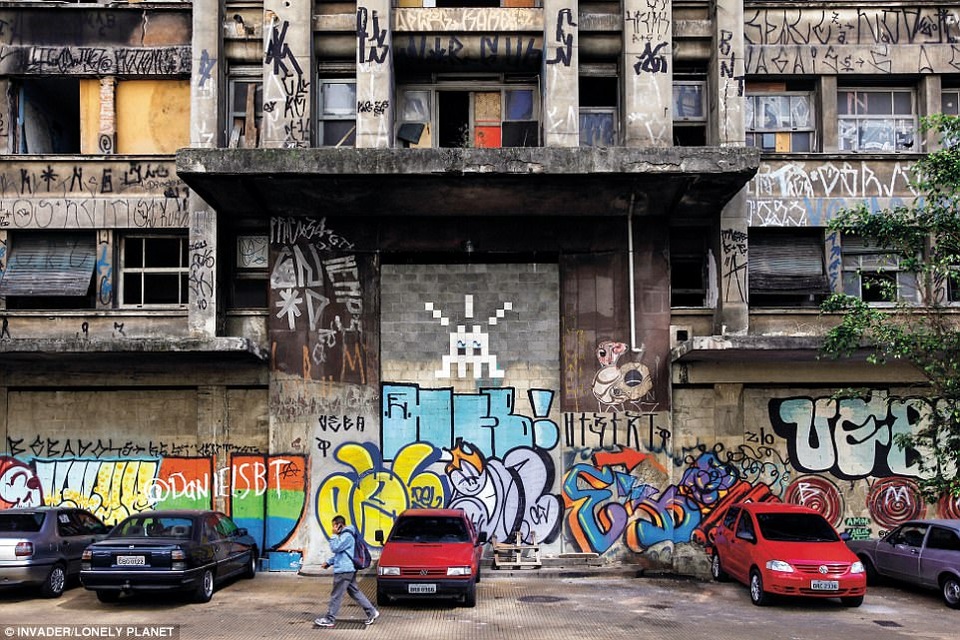 Bức hình sử dụng phong cách biểu tượng hình học. Đây là tác phẩm của nghệ sỹ Inveder trên đường phố ở Sao Paulo, Brazil.