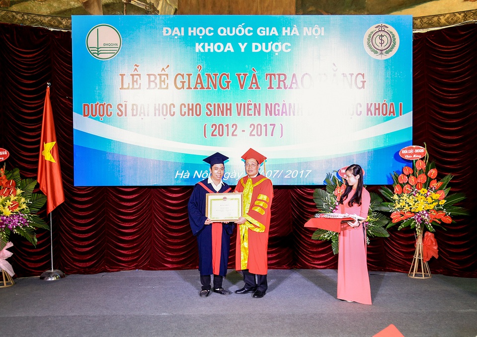 Nhiều sinh viên ngành Dược đã nhận được việc làm trước khi tốt nghiệp - 2
Phó Giám đốc ĐHQGHN Nguyễn Hữu Đức trao tặng Bằng khen của Giám đốc ĐHQGHN cho tân Dược sĩ Phan Kế Sơn - Thủ khoa đầu ra khóa 1 ngành Dược học vì những thành tích xuất sắc trong học tập. (Ảnh: Quốc Toản)