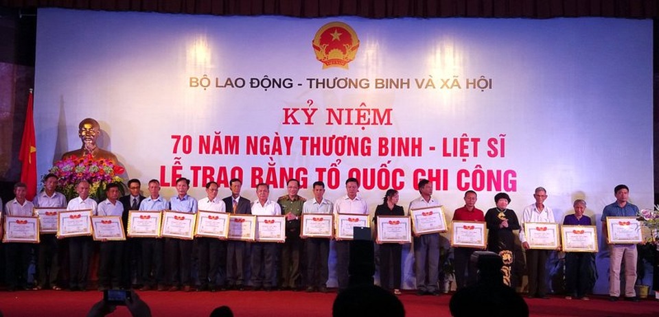 Trao bằng Tổ quốc ghi công tới đại diện 498 gia đình liệt sĩ - 1 Trao bằng Tổ quốc ghi công tới đại diện 498 gia đình liệt sĩ - 1