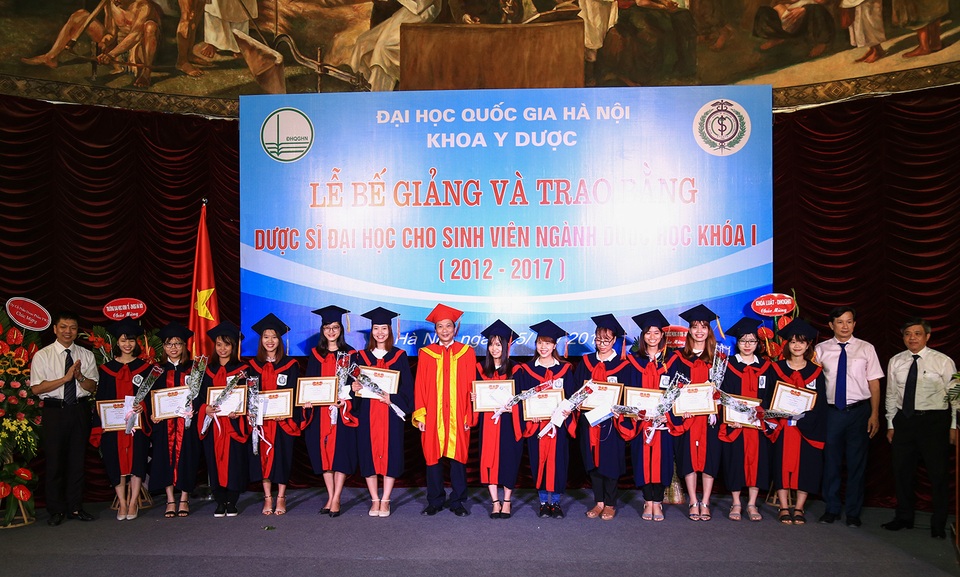 Nhiều sinh viên ngành Dược đã nhận được việc làm trước khi tốt nghiệp - 3
Lãnh đạo Khoa Y Dược cũng đã trao thưởng cho 13 tân Dược sĩ tốt nghiệp loại giỏi. (Ảnh: Quốc Toản)
