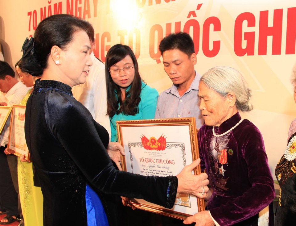 Trao bằng Tổ quốc ghi công tới đại diện 498 gia đình liệt sĩ - 3 Trao bằng Tổ quốc ghi công tới đại diện 498 gia đình liệt sĩ - 3