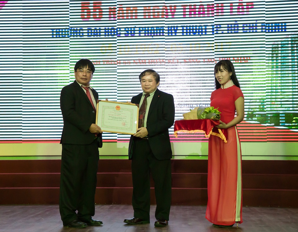 “Trường ĐH cứ dạy theo chương trình cũ, SV thất nghiệp sẽ càng nhiều” - 2 Thứ trưởng Bùi Văn Ga trao bằng khen cho tập thể trường ĐH Sư phạm Kỹ thuật TP.HCM