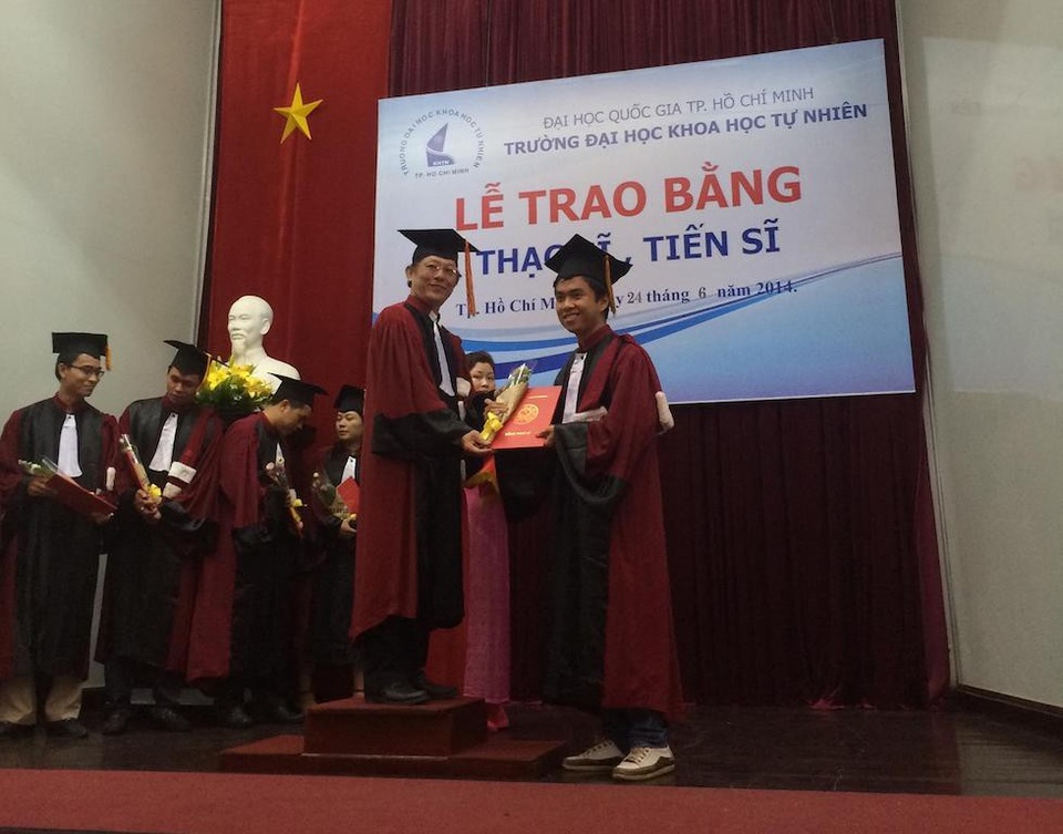 Thay đổi thiết kế mẫu phôi, hơn 1.000 sinh viên nhận bằng tốt nghiệp muộn - 1 Trao bằng tại trường ĐH Khoa học tự nhiên TP.HCM (ảnh minh hoạ)