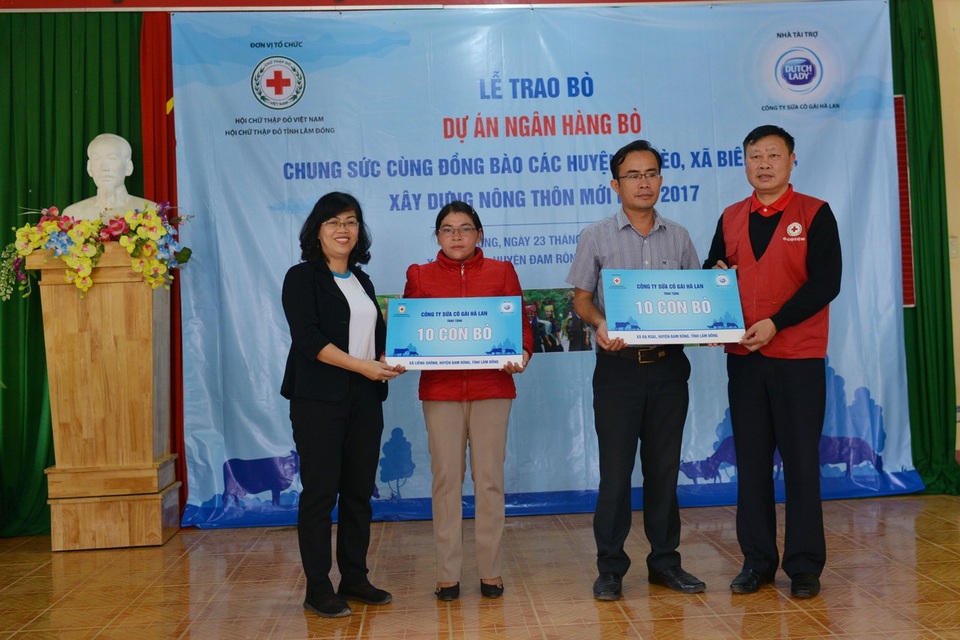 Công ty sữa cô gái Hà Lan trao tặng 80 con bò cho nông dân nghèo tỉnh Lâm Đồng - 1 Bà Nguyễn Thị Quỳnh Nga - Đại diện Công ty sữa cô gái Hà Lan và ông Đỗ Hoàng Tuấn Chủ tịch Hội CTĐ Lâm đồng trao biển tượng trưng cho hai xã Đạ Rsal xã Liêng Srônh.