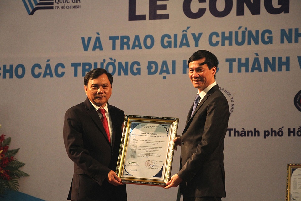 Bốn trường thành viên ĐH Quốc gia TPHCM nhận chứng nhận kiểm định chất lượng - 1 PGS.TS Trần Linh Thước, Hiệu trưởng trường ĐH Khoa học tự nhiên nhận chứng nhận đạt chuẩn kiểm định chất lượng giáo dục