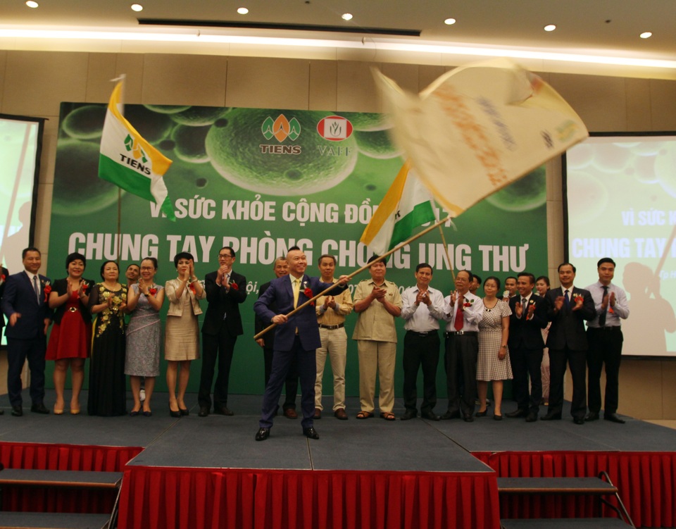 
Ông Hồ Quế Quân- TGĐ Công ty TNHH Thiên Sư Việt Nam nhận cờ và sẽ tiếp tục hành trình Vì sức khỏe cộng đồng.
