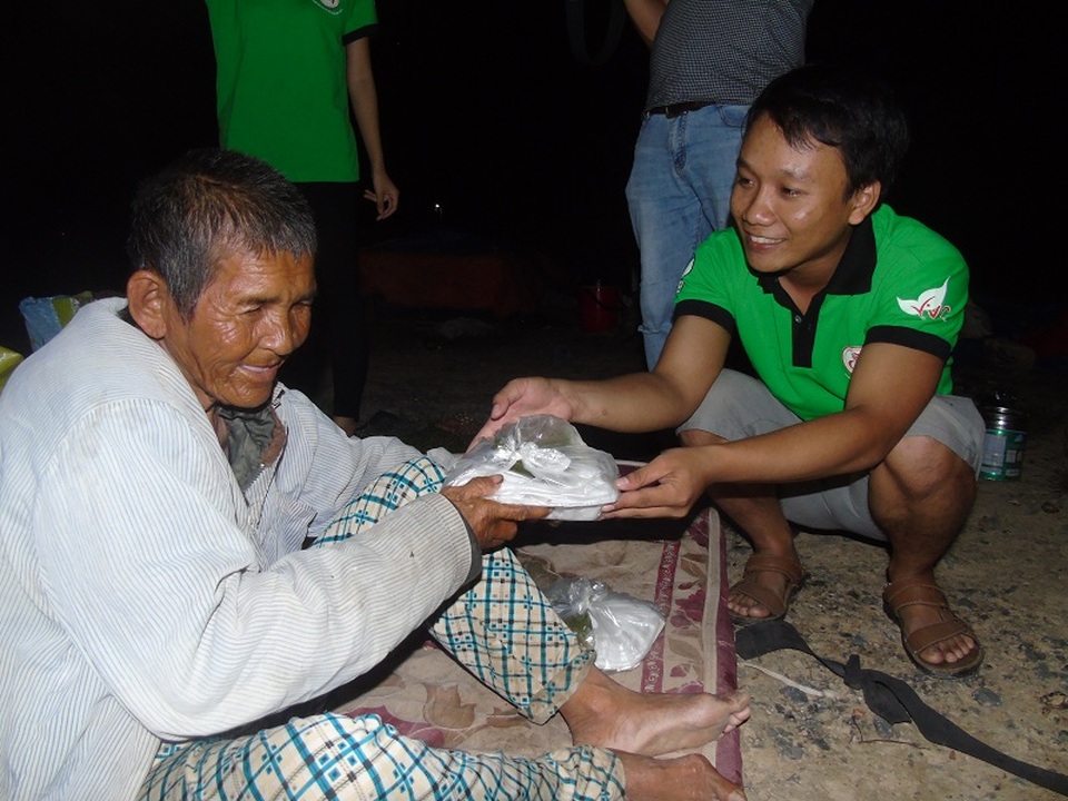 Quảng Bình: Những suất cơm từ thiện ấm tình người - 3 Những người nghèo khổ, vô gia cư lại có được thêm một bữa no