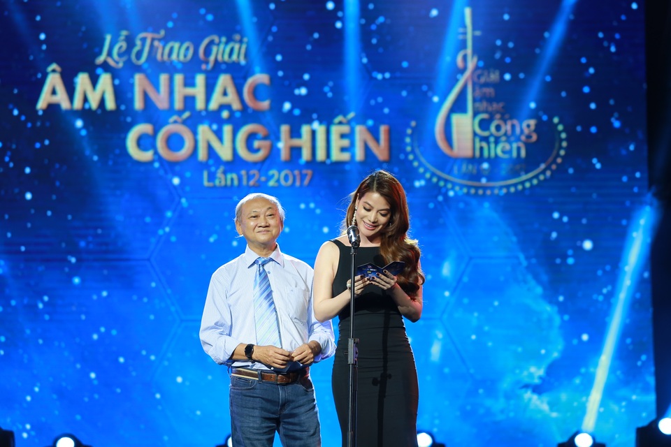 Nhạc sĩ Nguyễn Ngọc Thiện và diễn viên Trương Ngọc Ánh công bố bài hát chiến thắng trong để cử Bài hát của năm đã thuộc về “Ông bà anh”, sáng tác của Lê Thiện Hiếu.